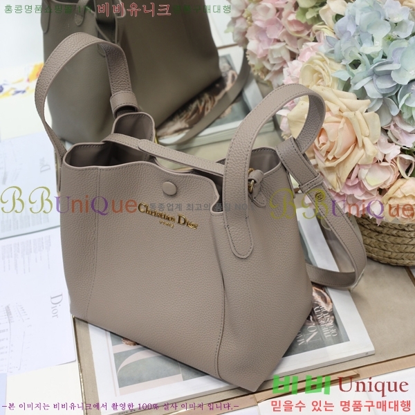 # Signature ̵ Ŷ 81M2841-812
