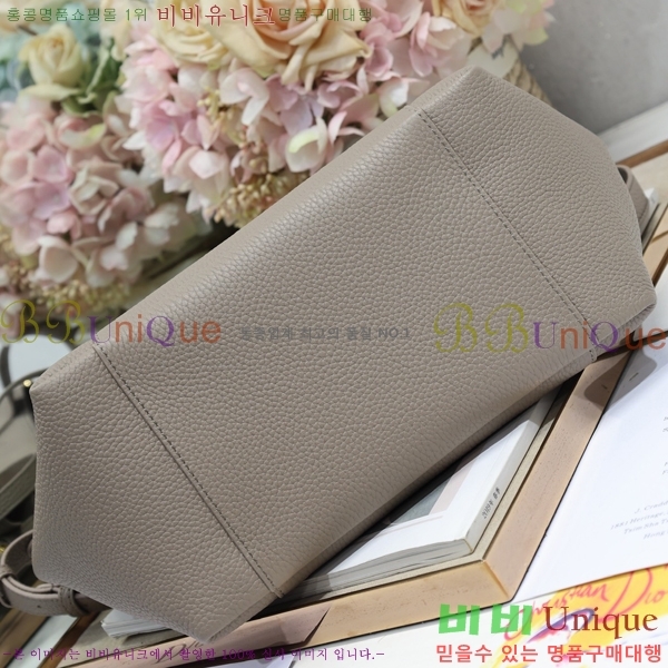 # Signature ̵ Ŷ 81M2841-812