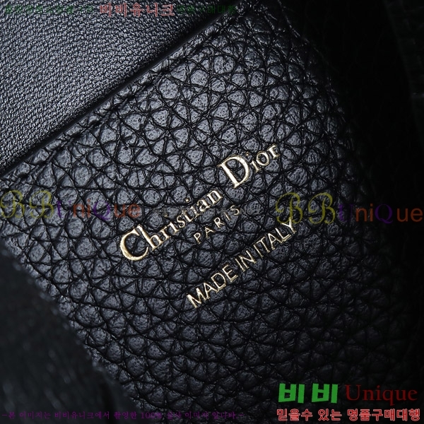 # Signature  Ŷ D799100-702