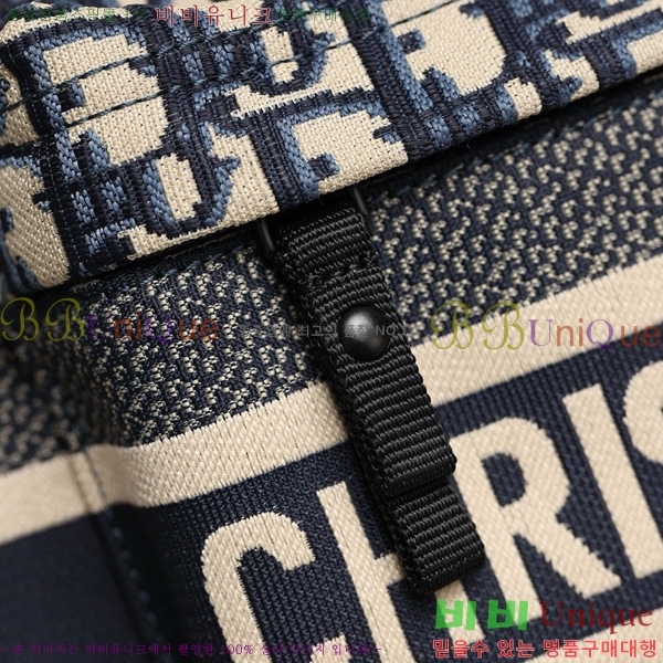 # Ʈ   M6108-1001
